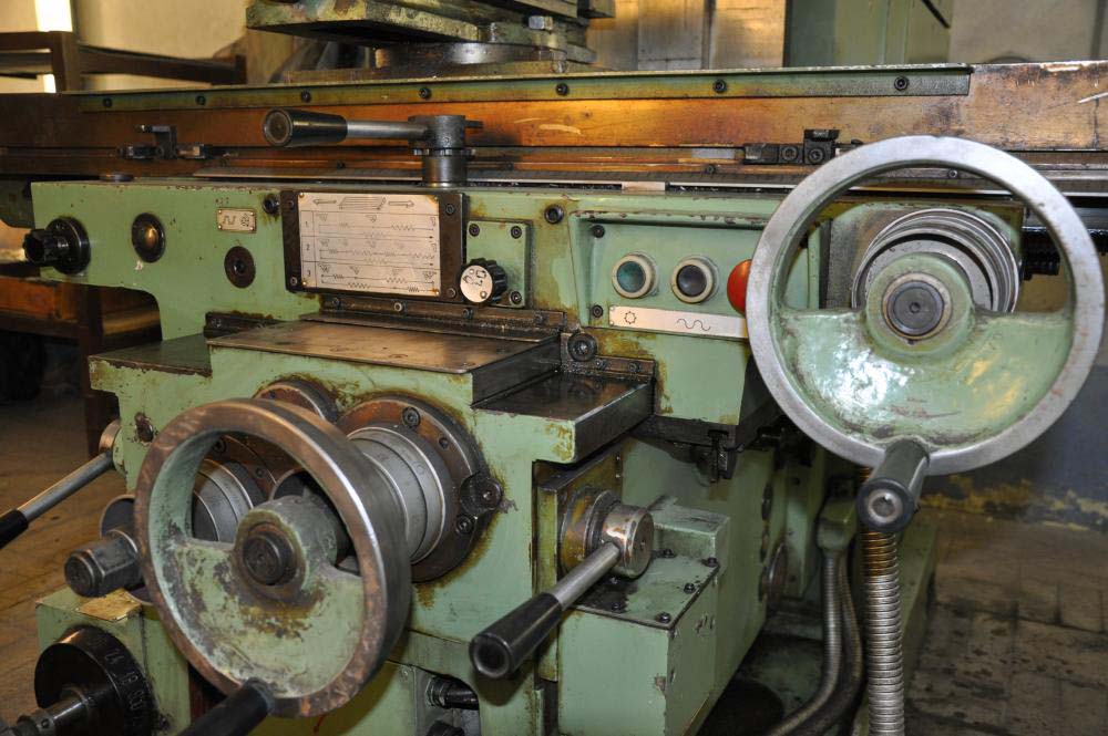 Фото консольно-фрезерного верстата FU-36